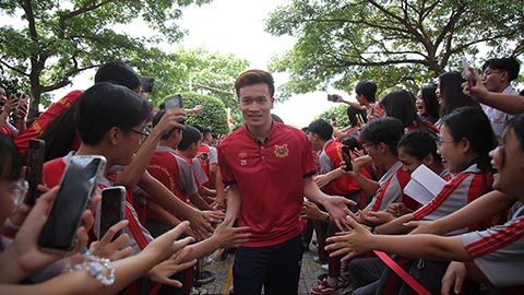 Hoàng Đức giao lưu, truyền cảm hứng bóng đá cho các học sinh 